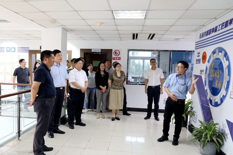 2020年7月29日，時(shí)任浙江省政協(xié)常委、社法委副主任、省總工會(huì)副主席、一級(jí)巡視員董建偉蒞臨景興紙業(yè)調(diào)研新時(shí)代工匠培育工作